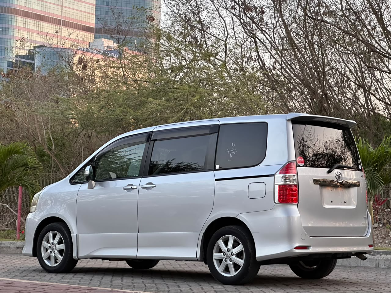 TOYOTA NOAH thumbnail 2